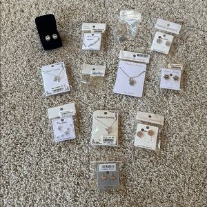 Assorted lot of fashion jewelry